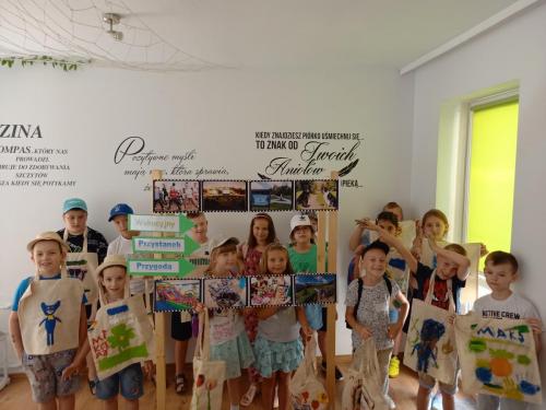 Dzieci prezentują wykonane przez siebie torby ekologiczne