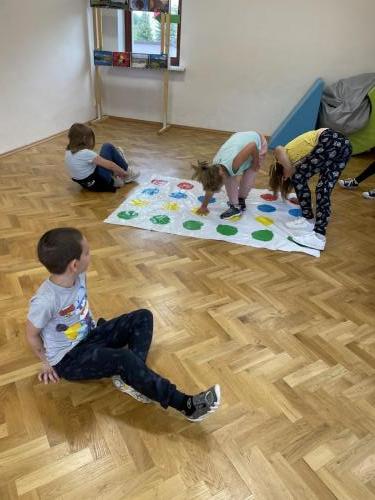 Dzieci grają w grę „Twister”