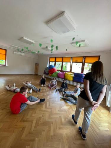 dzieci ćwiczą na podłodze
