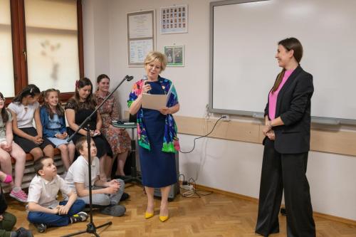 Dyrektor Ośrodka Pomocy Społecznej w Andrychowie Elżbieta Prus przemawia do mikrofonu