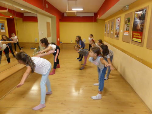 Dziewczynki prezentujące figurę taneczną.