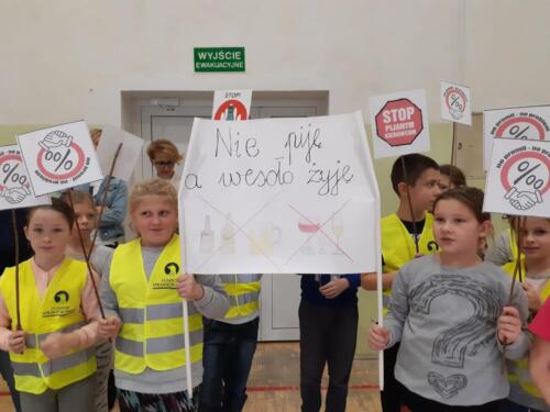 Zdjęcie dzieci z transparentem z napisem "Nie piję, a wesoło żyję"