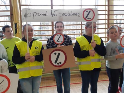 Zdjęcie dzieci z transparentem z napisem "No promil - no problem" i logotypami kampanii