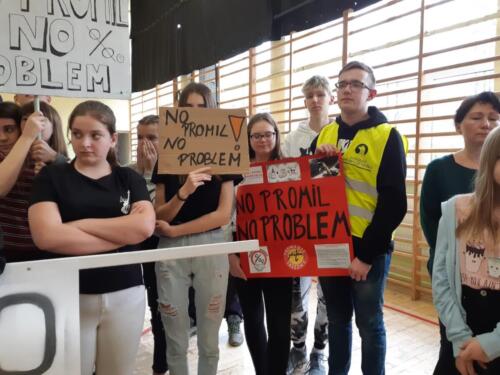 Zdjęcie uczniów z plakatami z napisem "No promil - no problem"