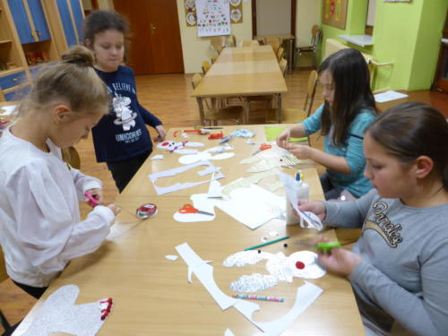Dzieci wycinają renifery z papieru