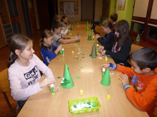 Dzieci podczas wykonywania choinek z papieru