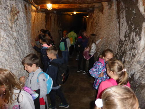 dzieci oglądają ściany w kopalni soli