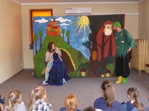 Dzieci oglądające przedstawienie, w którym występuje księżniczka.