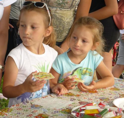 Dziewczynki jedzą udekorowane przez siebie ciastka