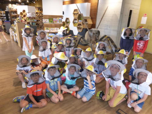 Zdjęcie grupowe dzieci w kapeluszach pszczelarskich