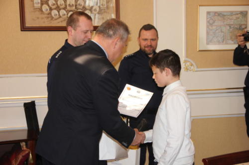 Chłopiec odbiera nagrodę z rąk Burmistrza Andrychowa