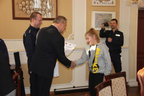 Dziewczynka odbiera gratulacje od Burmistrza