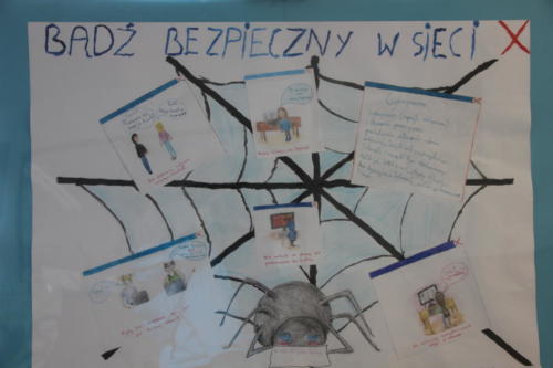 Rysunek pająka i pajęczej sieci, w niej wklejone fragmenty komiksu, napis "Bądź bezpieczny w sieci"