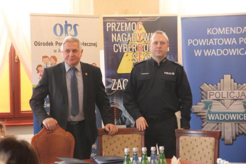 Na zdjęciu Burmistrz Andrychowa Tomasz Żak oraz zastępca komendanta policji w Andrychowie - Sławomir Urbanowski