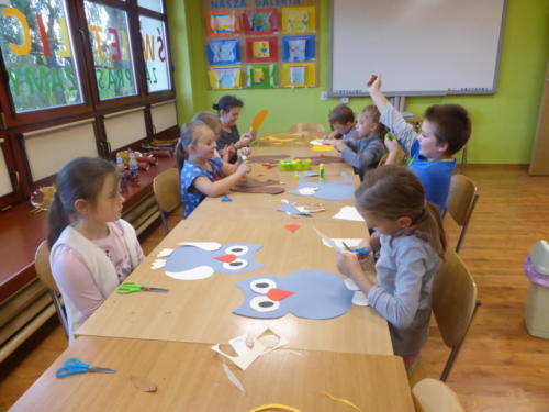 Dzieci robią płaskie sowy z papieru