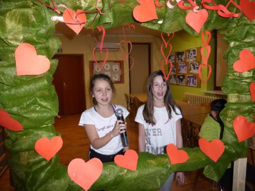 Dziewczynki śpiewają w czasie karaoke