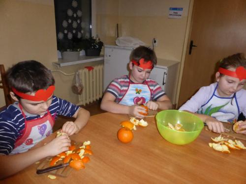 Dzieci obierają pomarańcze